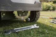 découvrez quand et comment changer les lames de votre robot tondeuse husqvarna pour maintenir une coupe parfaite et prolonger la durée de vie de votre appareil.
