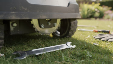 découvrez quand et comment changer les lames de votre robot tondeuse husqvarna pour maintenir une coupe parfaite et prolonger la durée de vie de votre appareil.